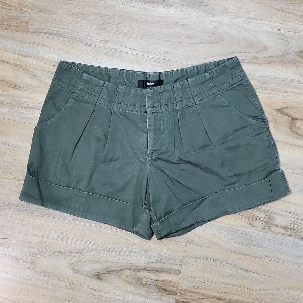 💜Olive Green Pleated Cuffed Shorts Size 6 - Picture 2 of 9